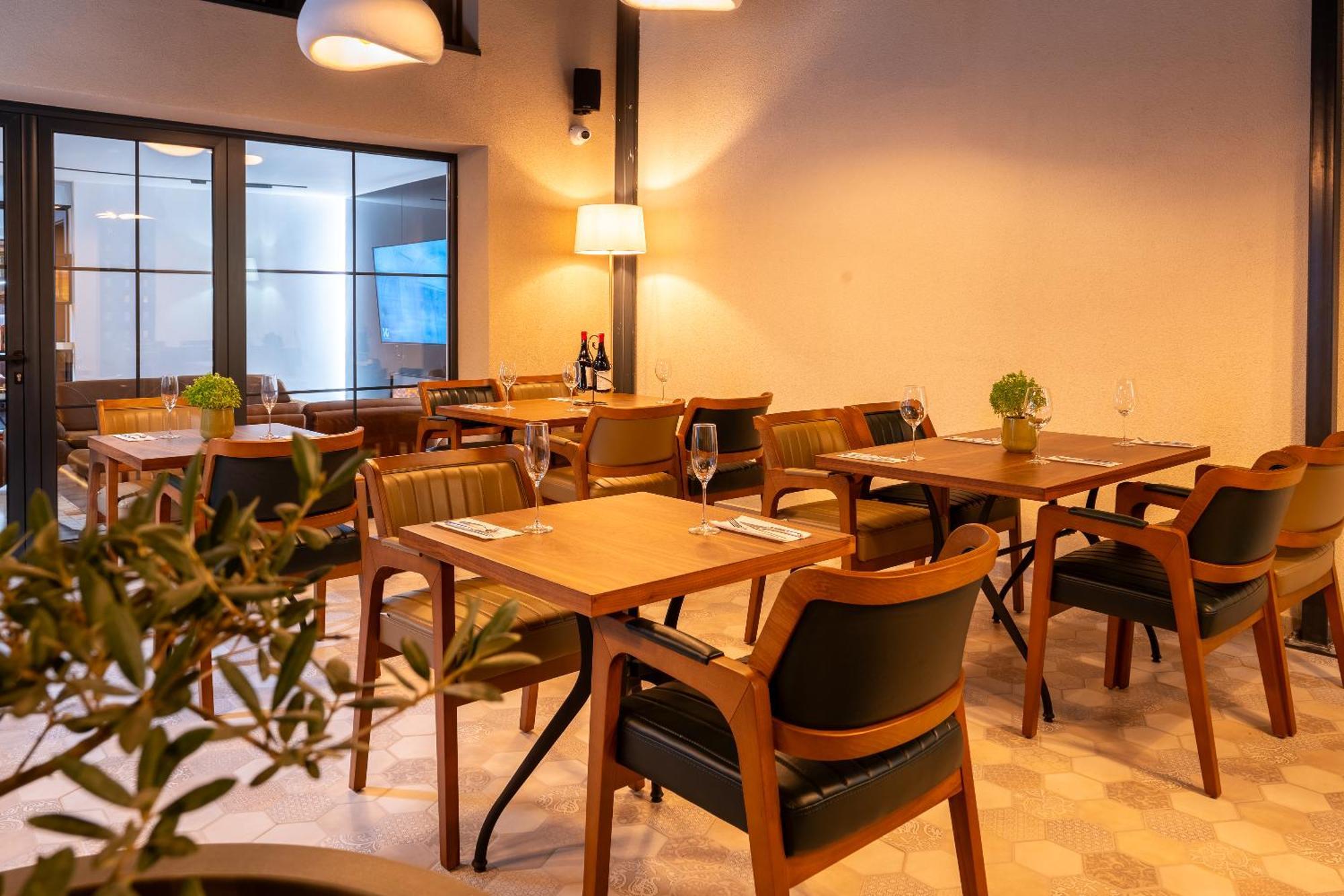 Ruby Hotel Prishtina พริสตีนา ภายนอก รูปภาพ